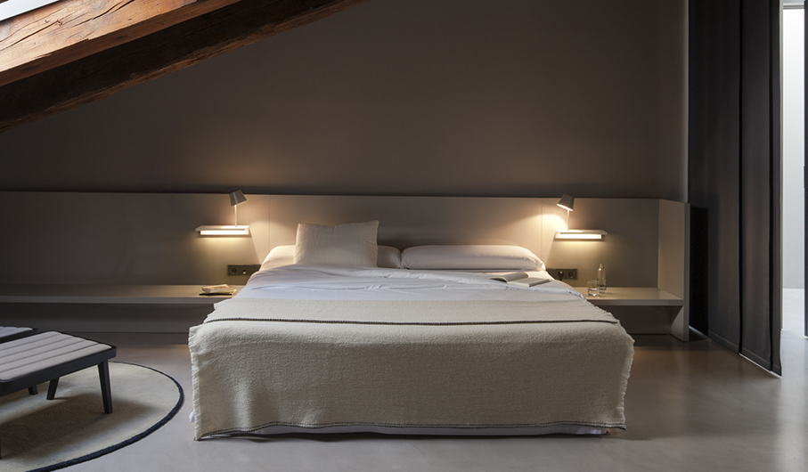 Suite Floor & Table image 4